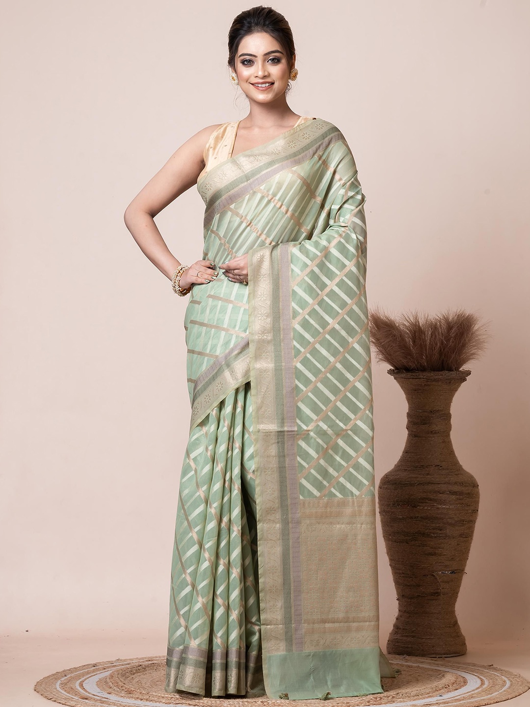 

VIBHAVARI Checked Woven Design Zari Saree, Green