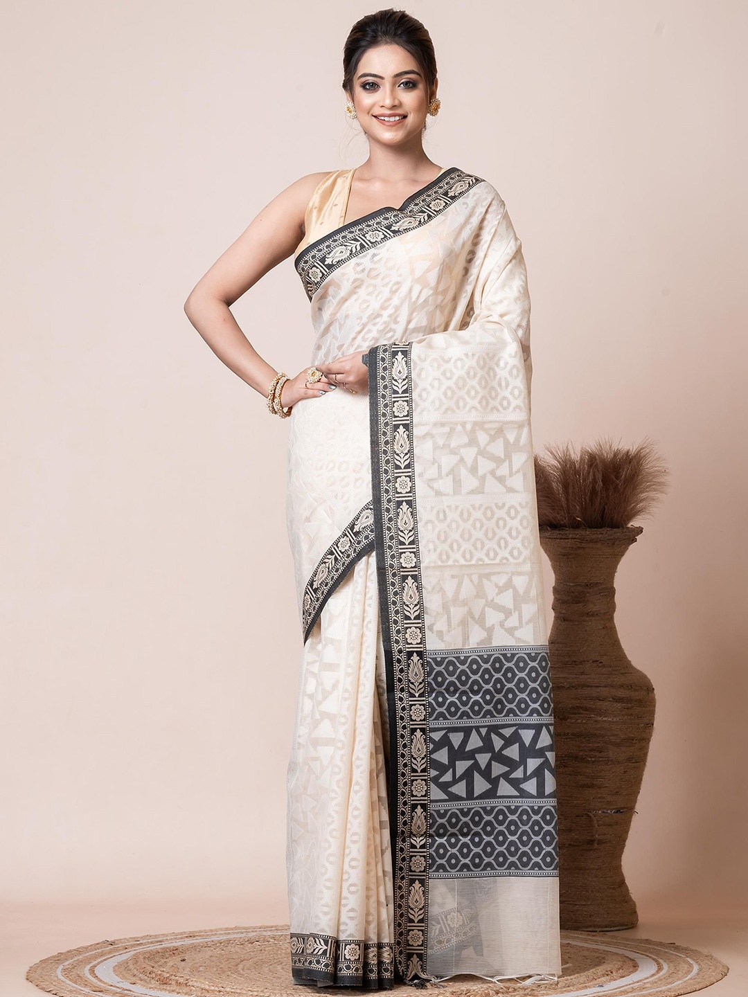 

VIBHAVARI Ethnic Motifs Saree, Off white