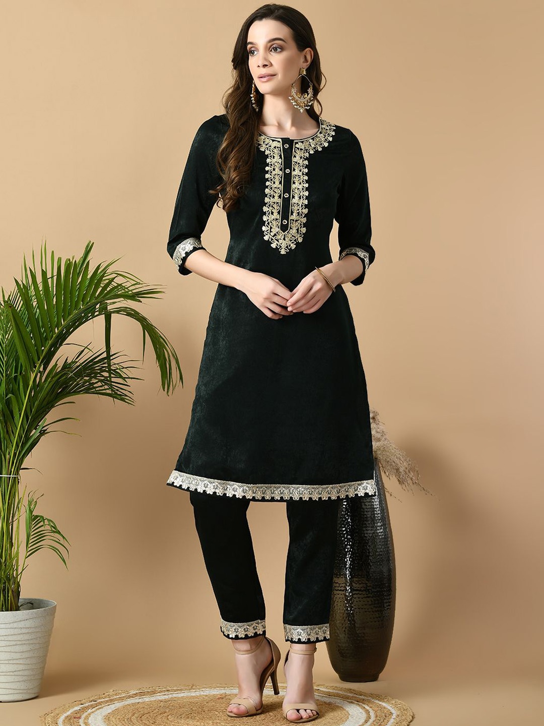 

MEESAN Women Ethnic Motifs Embroidered Regular Gotta Patti Velvet Kurta with Trousers & With Dupatta, Green