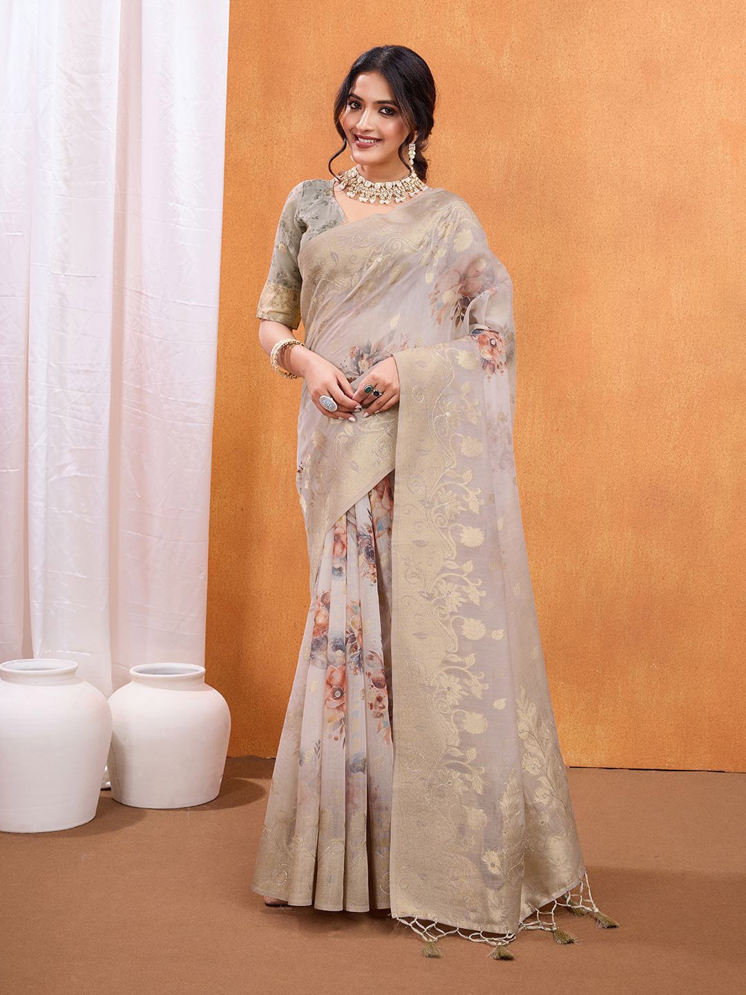 

Rekha Maniyar Woven Design Zari Brocade Banarasi Saree, Beige