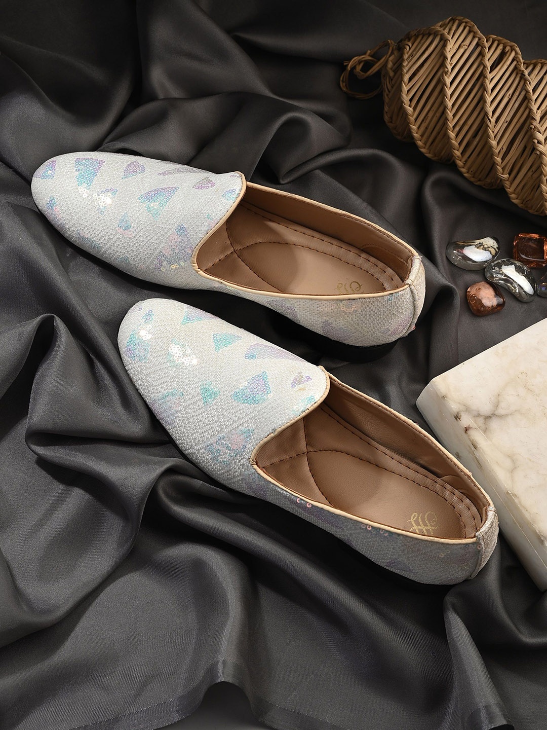 

House of Pataudi Men Ethnic Embroidered Lightweight Mojaris Shoes, Off white