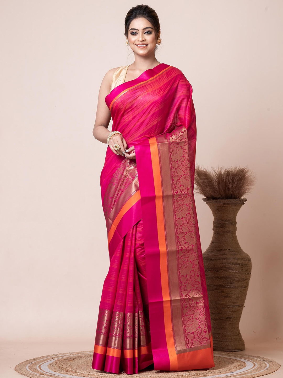 

VIBHAVARI Woven Design Saree, Pink