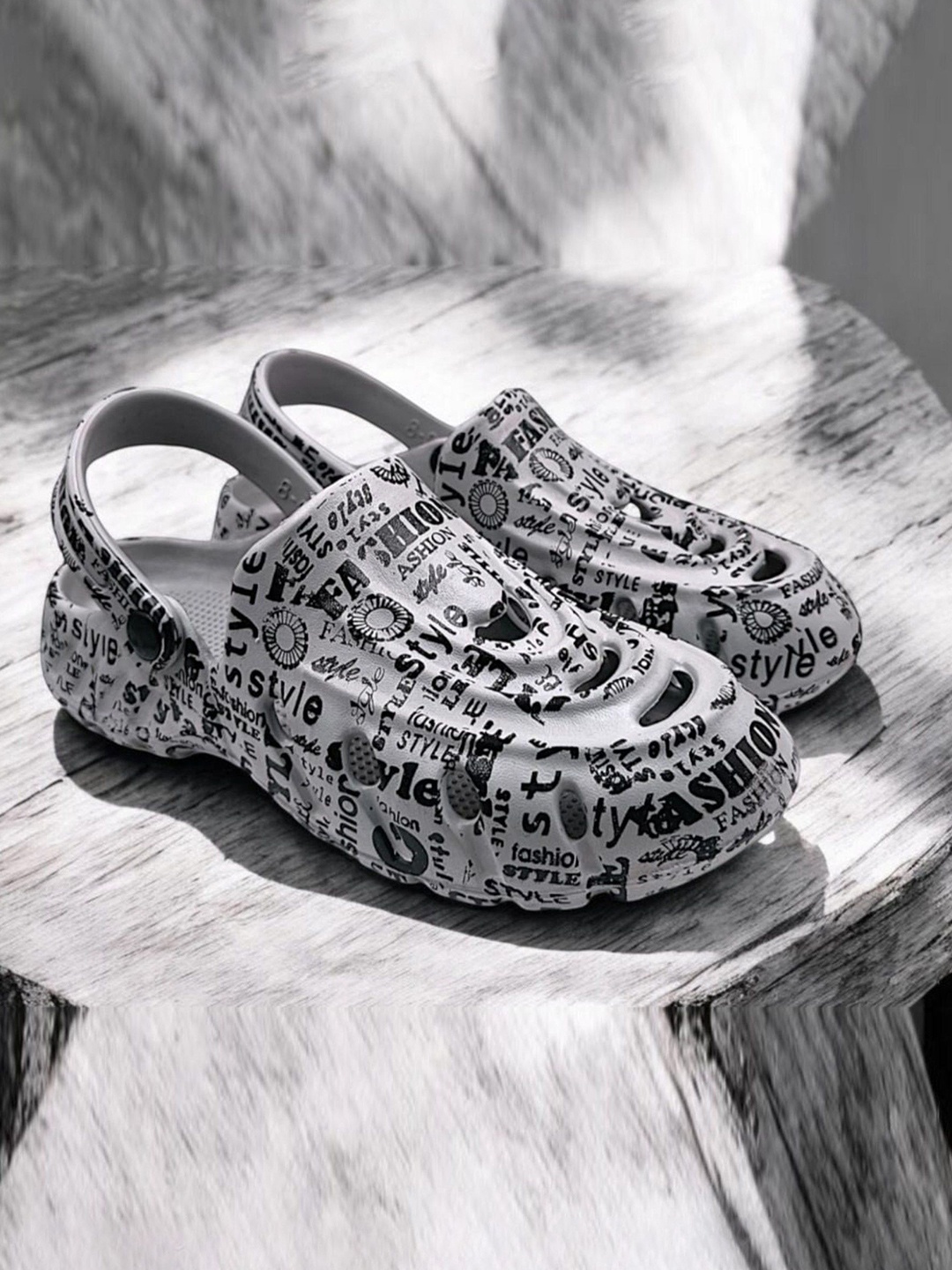 

KAPYANSH Men Printed Rubber Clogs, Grey