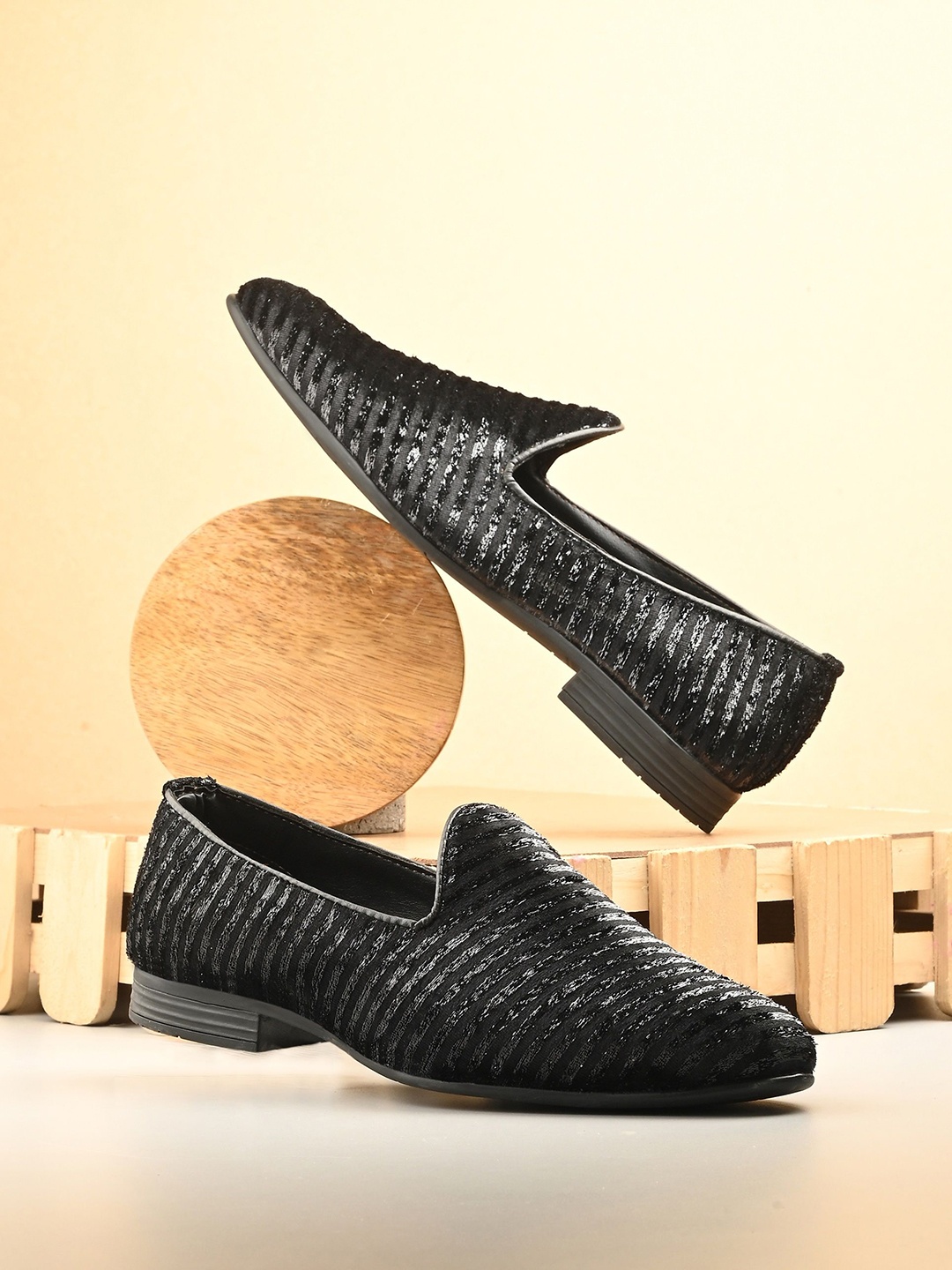 

House of Pataudi Men Embroidered Lightweight Slip On Mojaris, Black