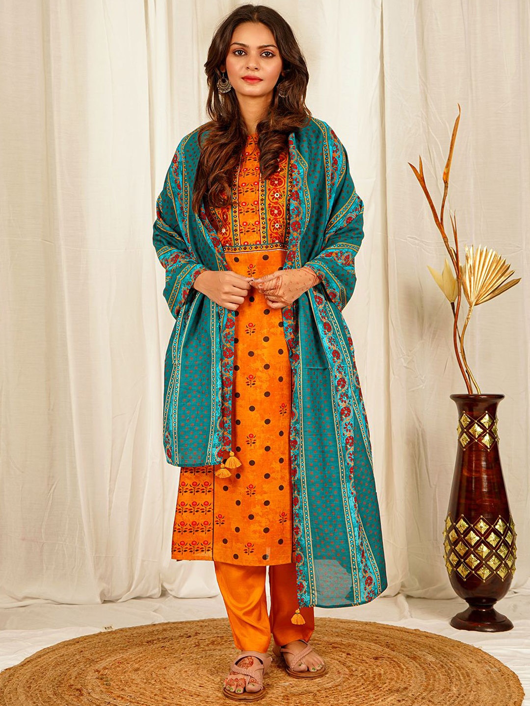 

EARTH O FAB Women Floral Printed Regular Beads and Stones Chanderi Silk Kurta with Trousers & With Dupatta, Orange