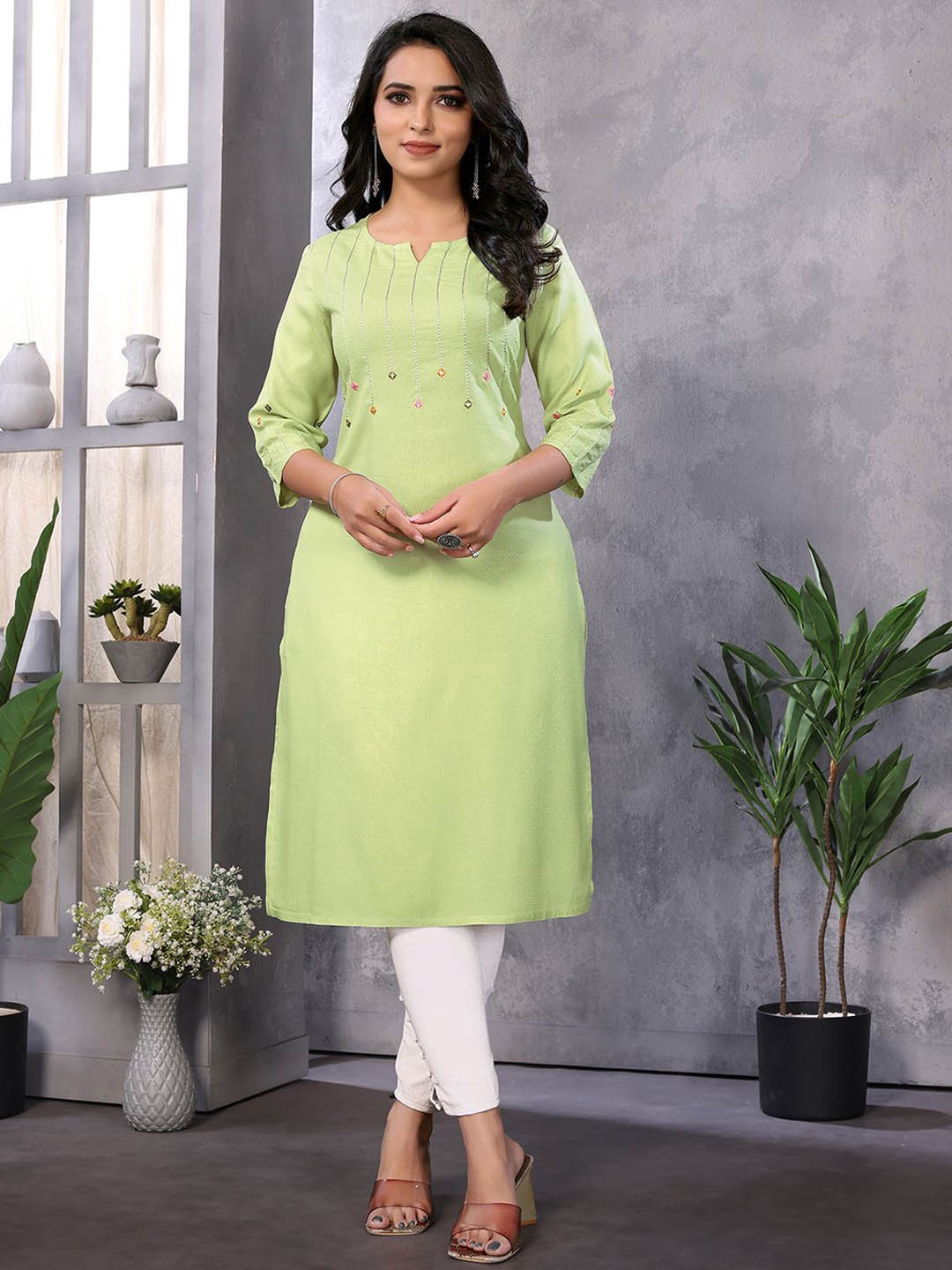 

Rangita Women Embroidered Thread Work Kurta, Green