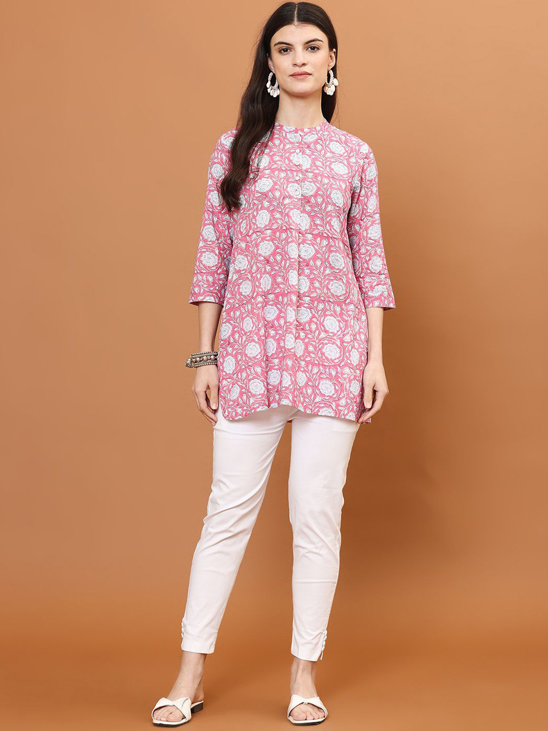 

Meena Bazaar Women Quirky Printed Chikankari Kurta, Pink