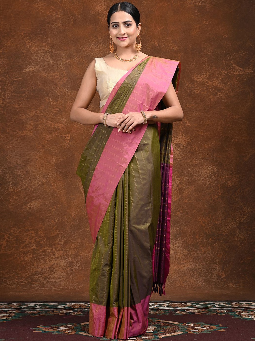 

HELLA FASHIONS Zari Woven Design Saree, Green