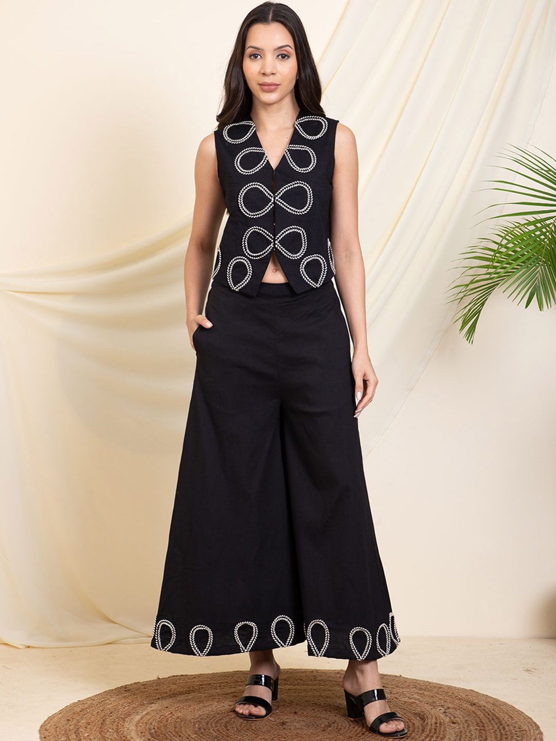 

DEEBACO Waist Coat With Bell Bottom Pant Co-Ords, Black