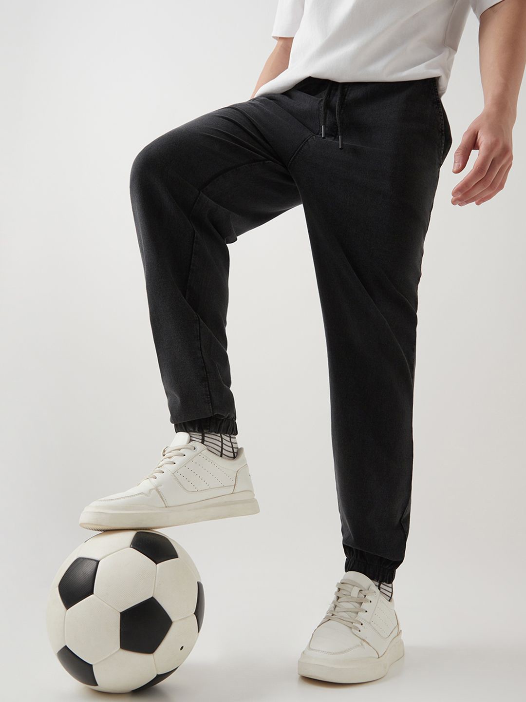 

Bewakoof AIR Men Pure Cotton Oversized Acid Wash Joggers, Black