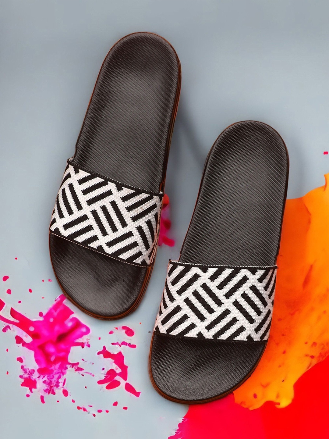 

KAPYANSH Men Printed Sliders, Black