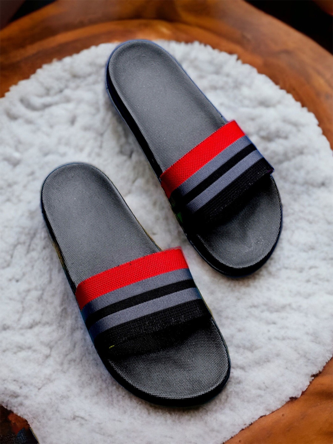 

KAPYANSH Men Printed Sliders, Black