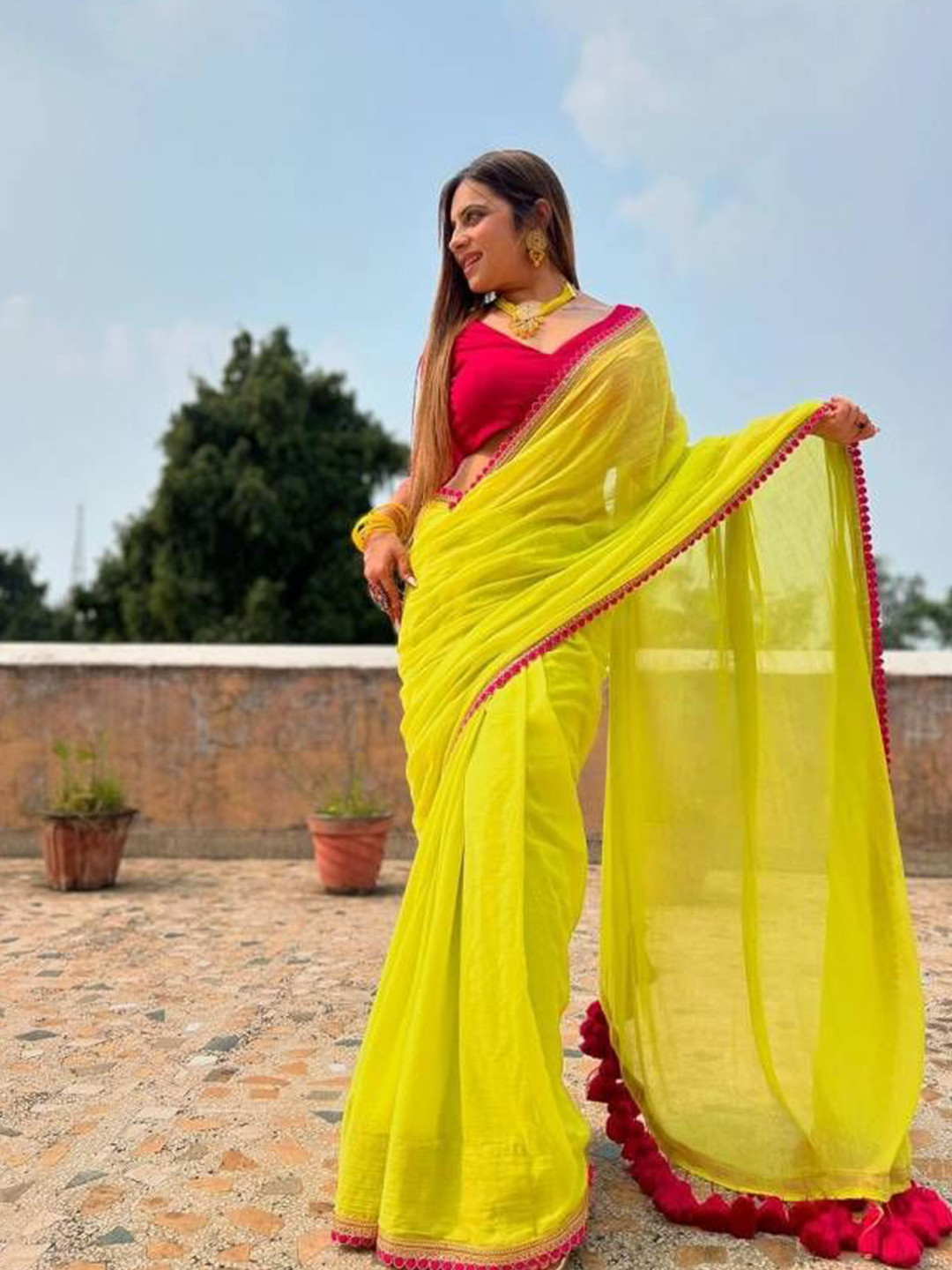 

SANJANA SILK Solid Saree With Gotta Patti, Green