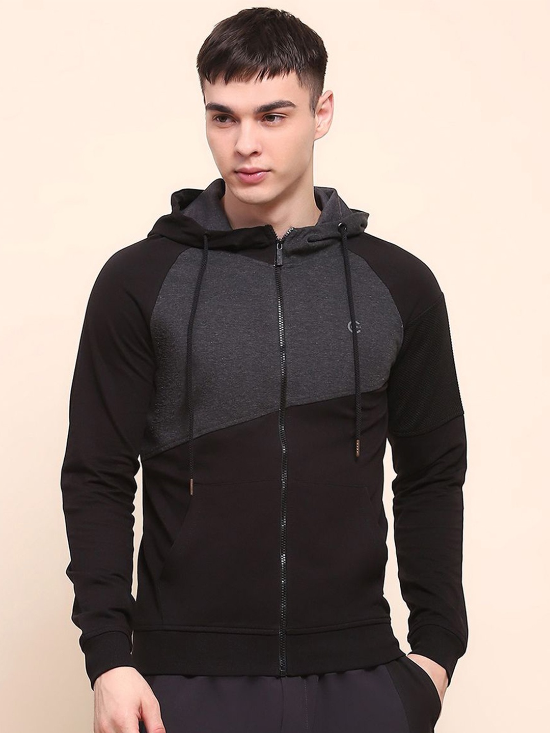 

CAMLA Men Colourblocked Sweatshirt, Black