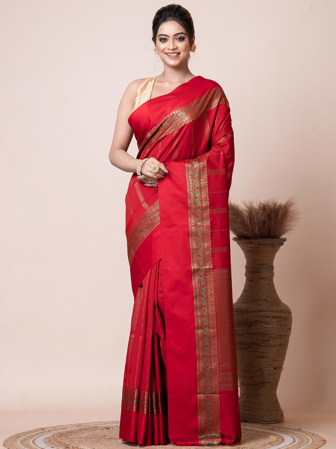 

VIBHAVARI Woven Design Saree, Red