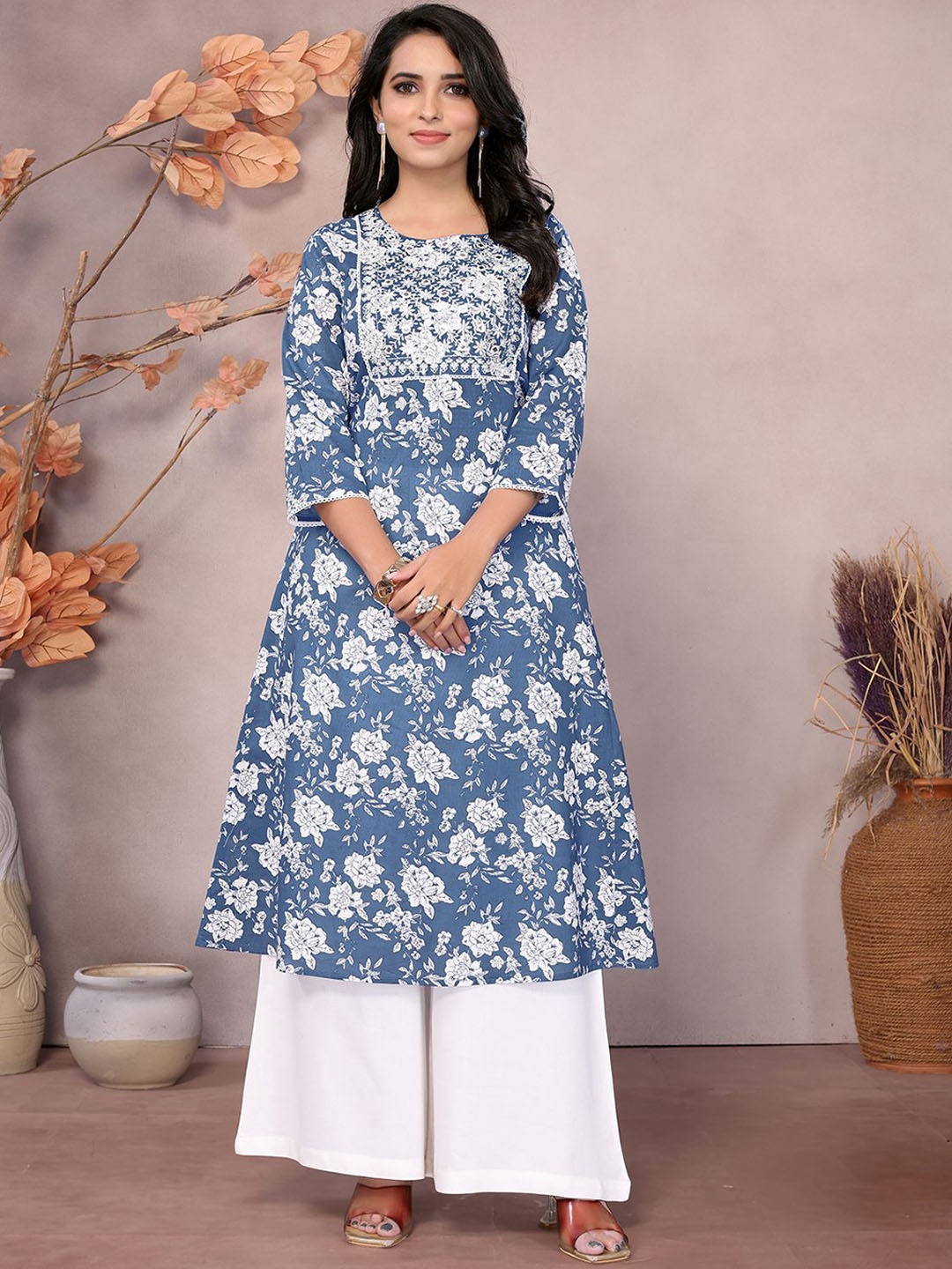 

Rangita Women Embroidered Kurta, Blue