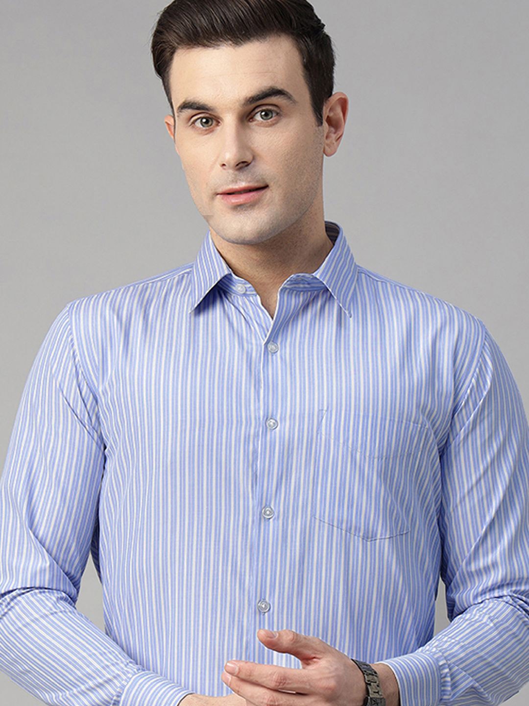 

English Navy Men Spread Collar Vertical Striped Wrinkle Ressistant Slim Fit Formal Shirt, Blue