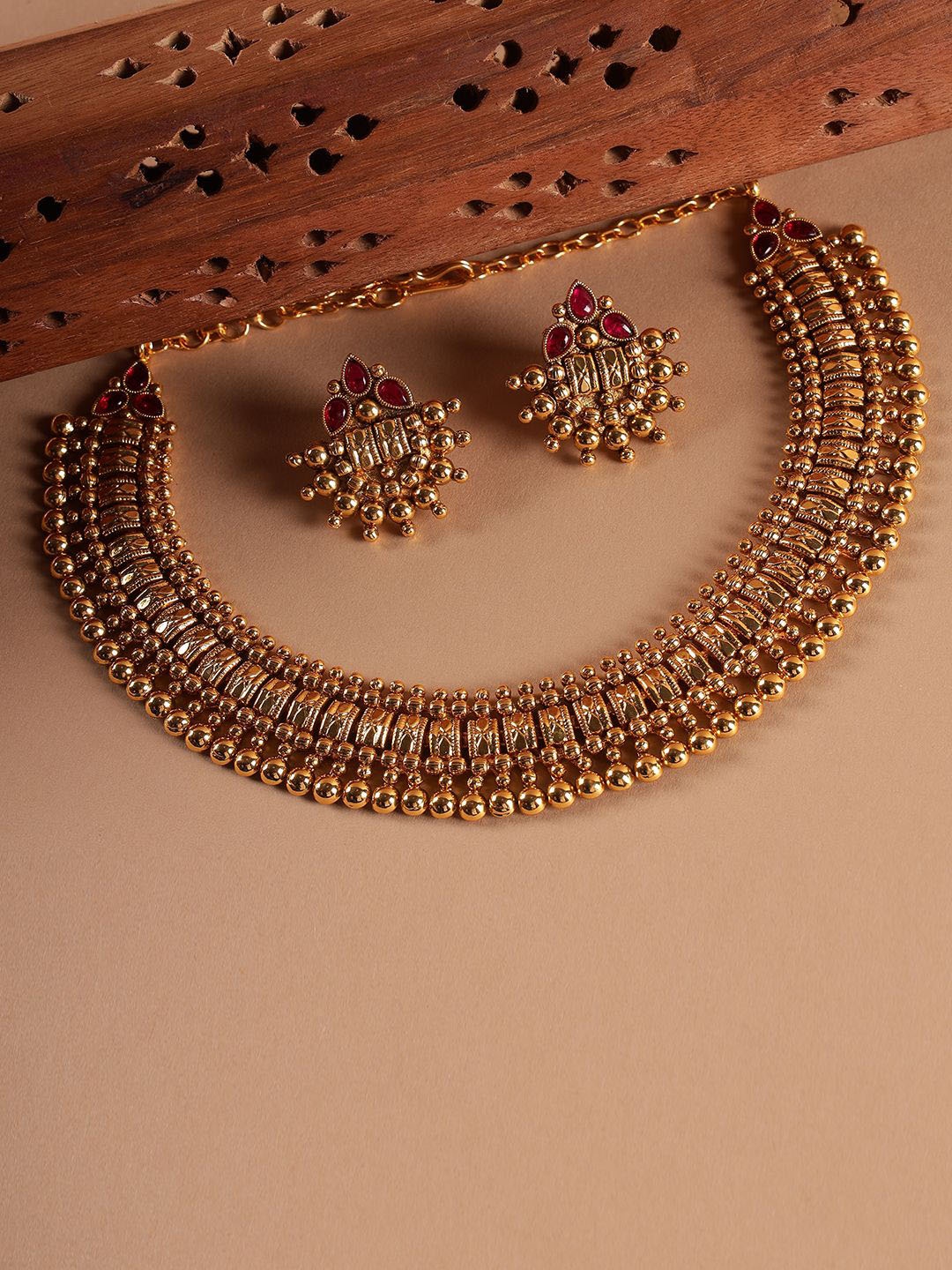 

Kattam Women Gold-Plated Kundan-Studded Jewellery Set