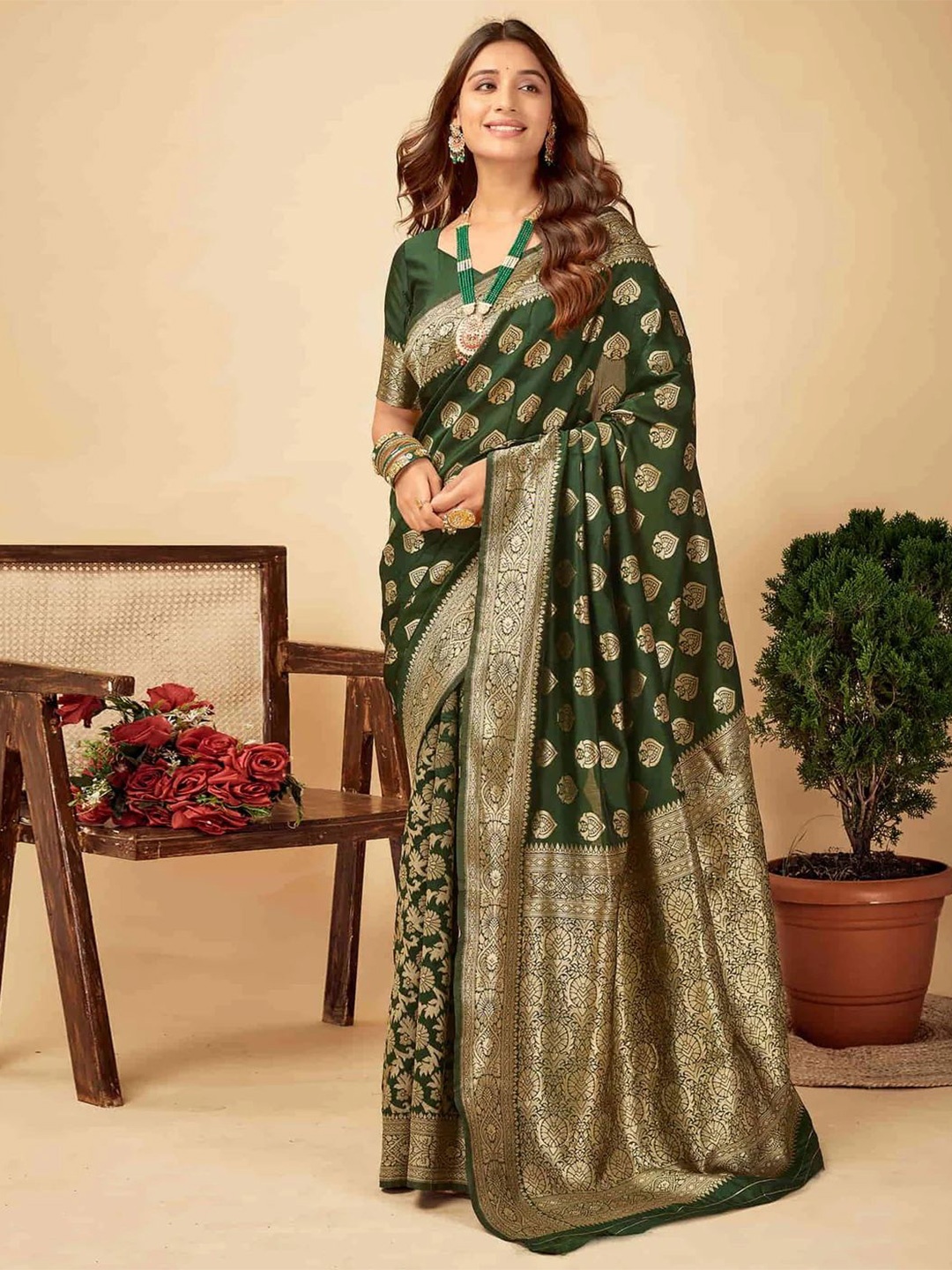 

SHRIMAY Woven Design Schiffli Banarasi Saree, Green