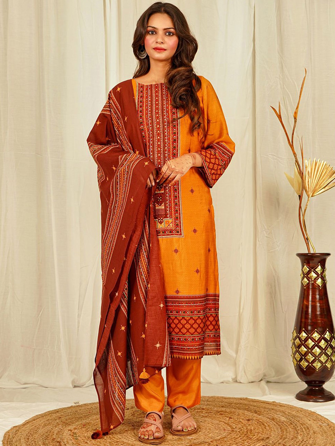 

EARTH O FAB Women Printed Panelled Thread Work Chanderi Silk Kurta with Trousers & With Dupatta, Orange