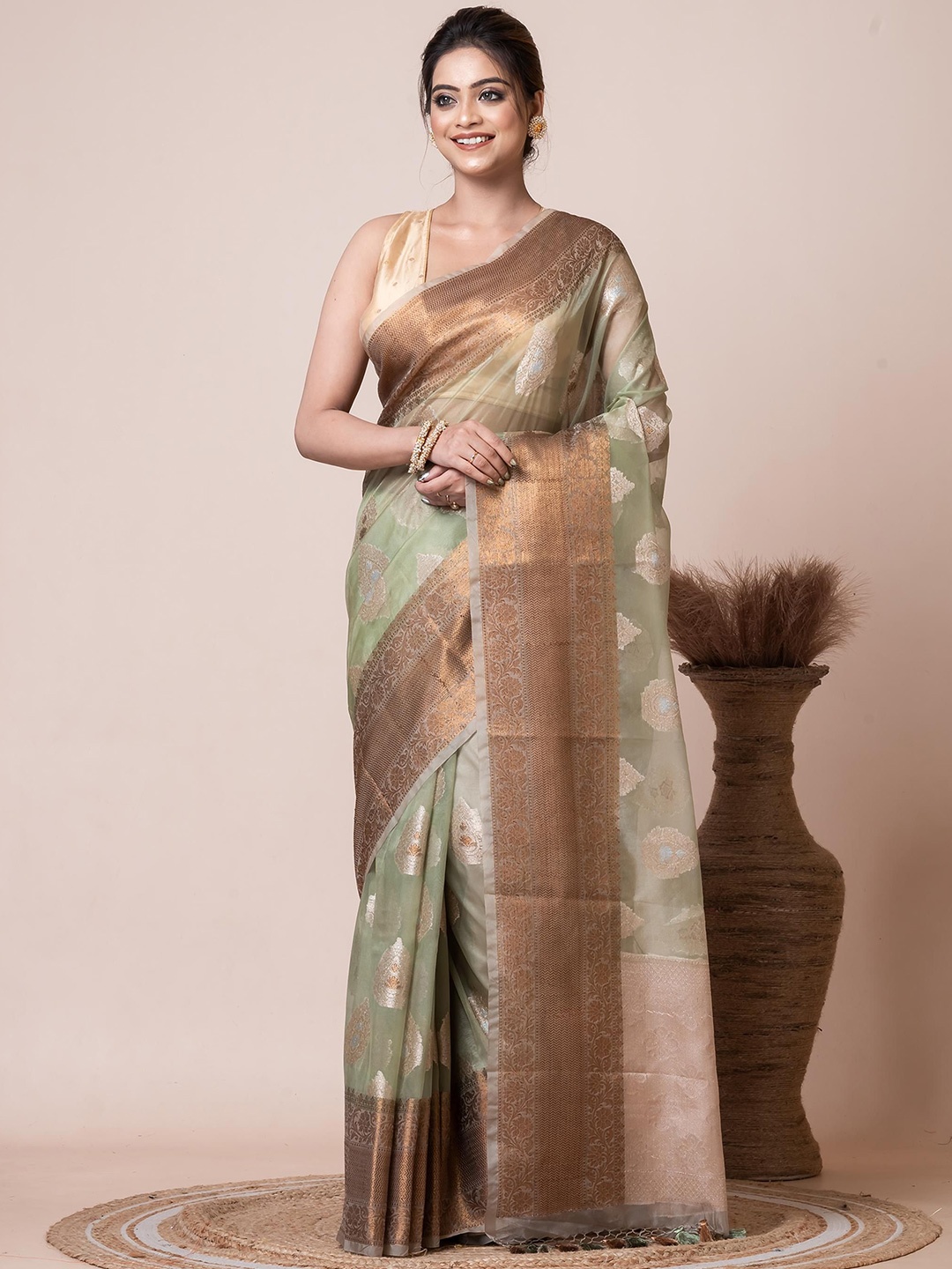 

VIBHAVARI Woven Design Zari Organza Saree, Green