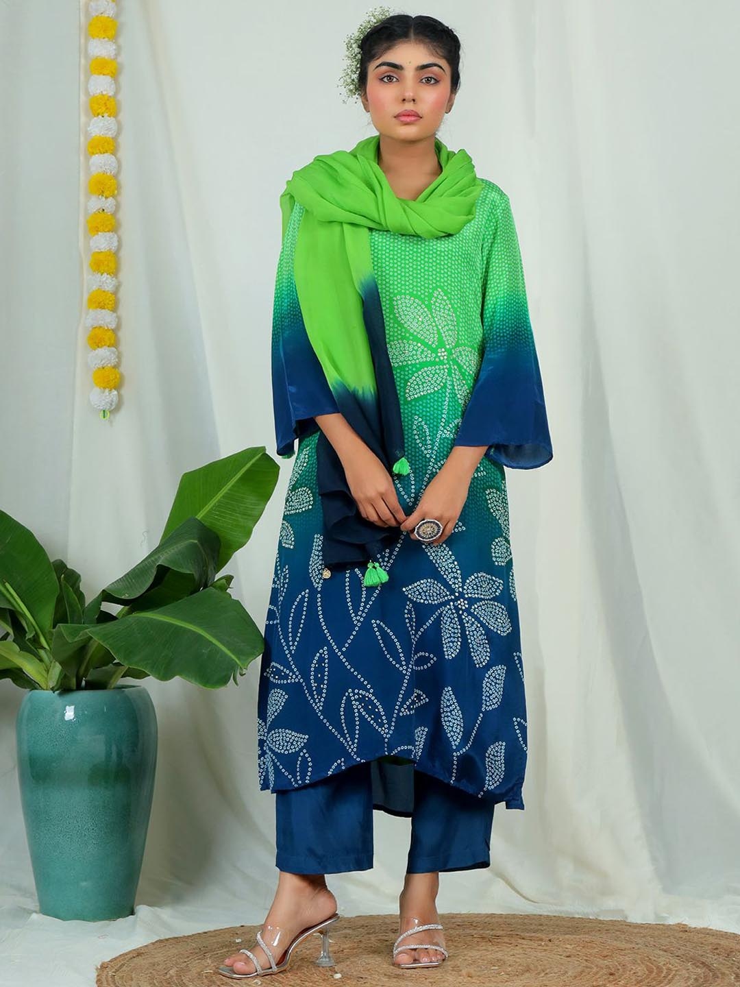 

EARTH O FAB Women Bandhani Printed Regular Beads and Stones Silk Crepe Kurti with Trousers & With Dupatta, Green