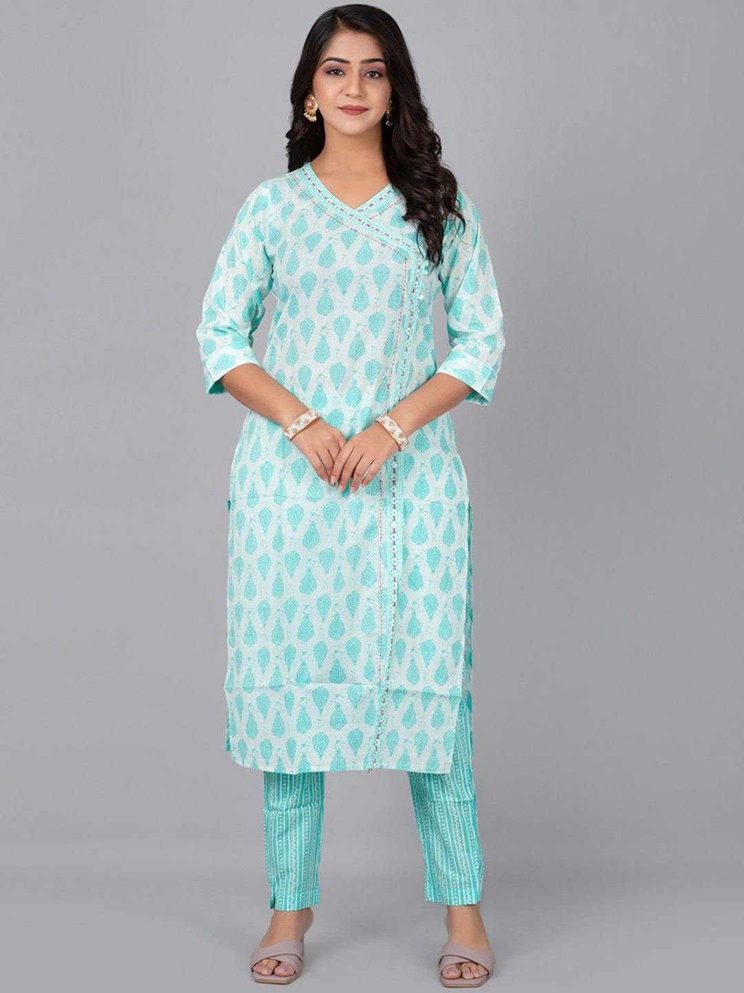 

Fashion Petals Women Ethnic Motifs Printed Regular Kurta with Trousers, Sea green