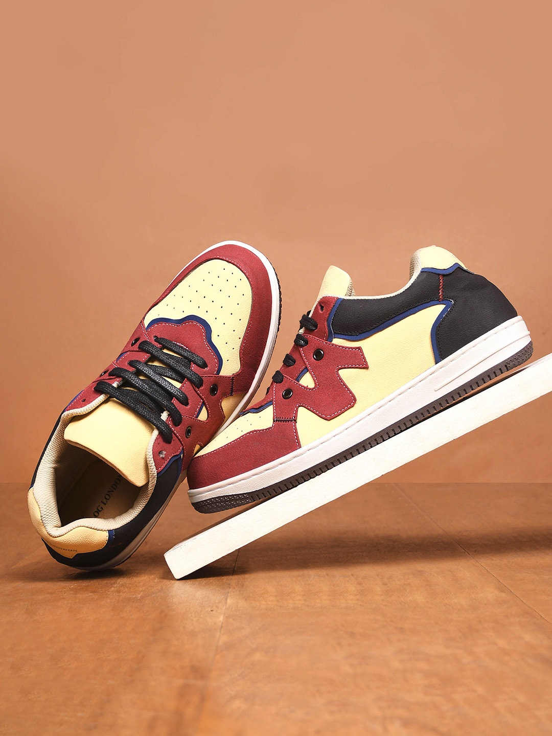 

CLOG LONDON Men Colourblocked Sneakers, Multi