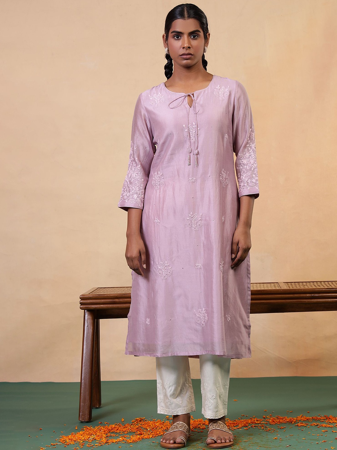 

Folk Song Women Embroidered Chikankari Kurta, Lavender
