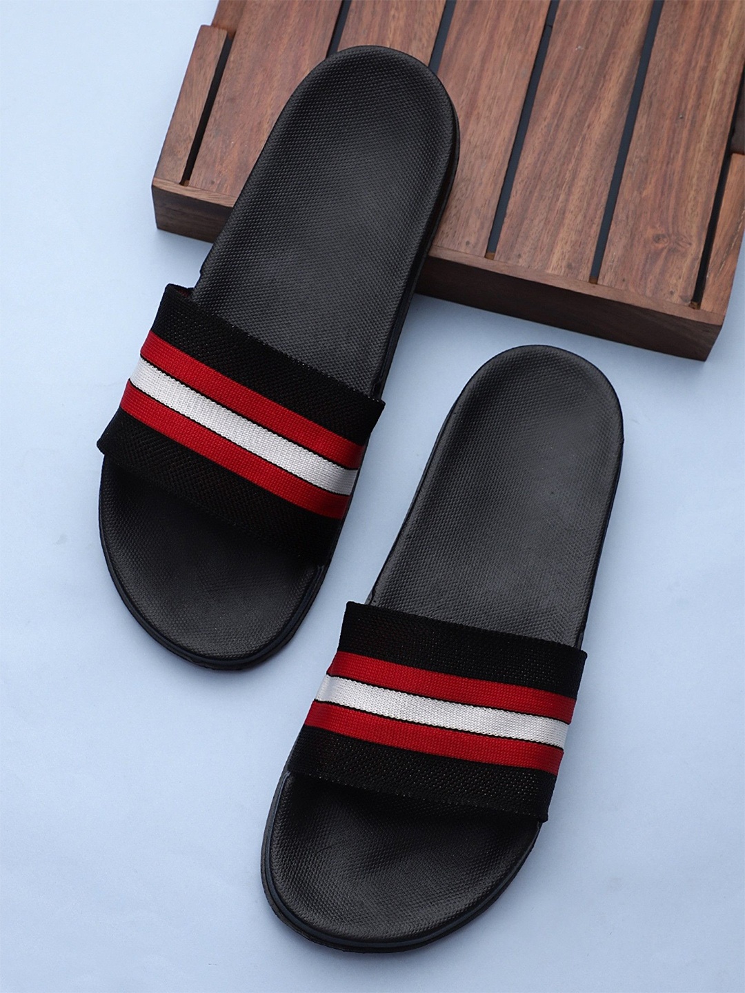 

KAPYANSH Men Printed Sliders, Black