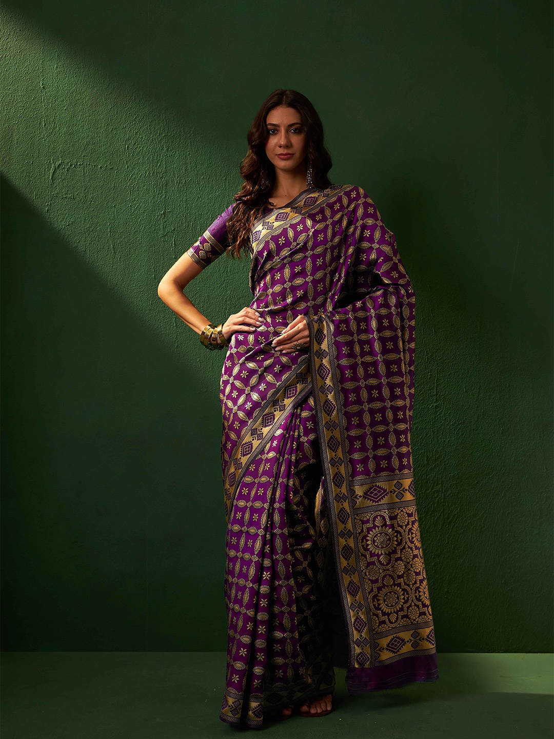 

Suha Woven Design Zari Art Silk Banarasi Saree, Burgundy
