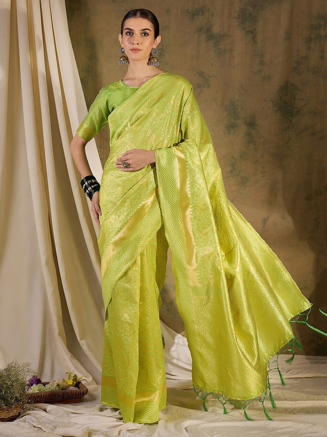 

Suha Woven Design Zari Art Silk Banarasi Saree, Green