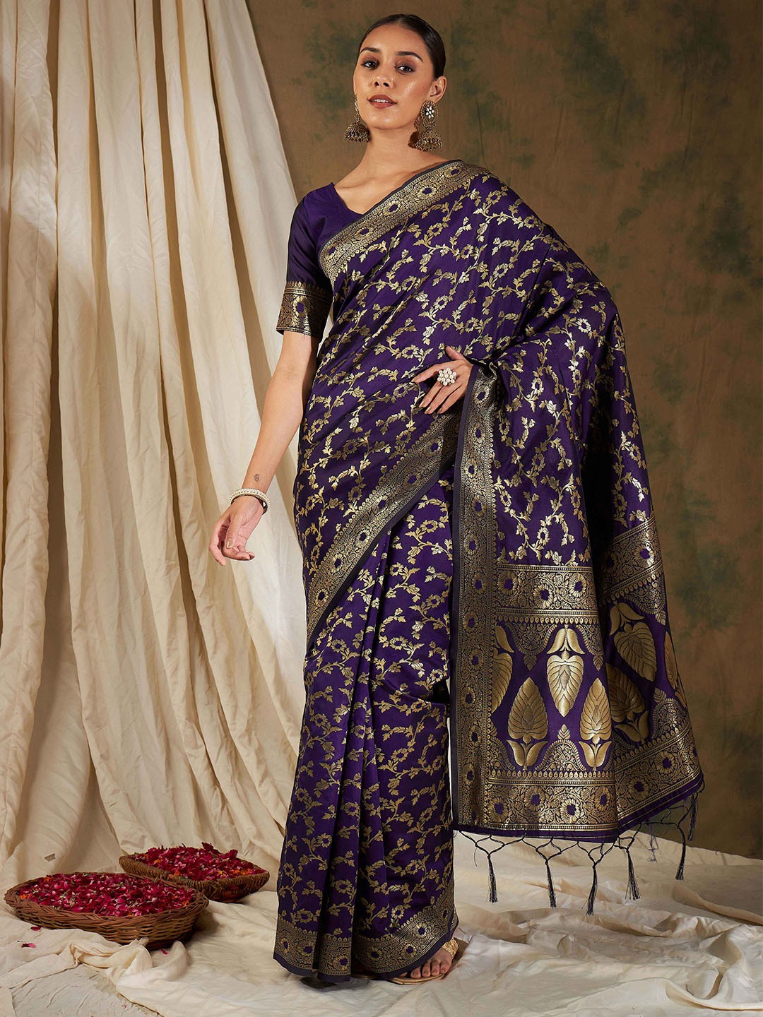 

Suha Woven Design Zari Art Silk Ready to Wear Banarasi Saree, Burgundy