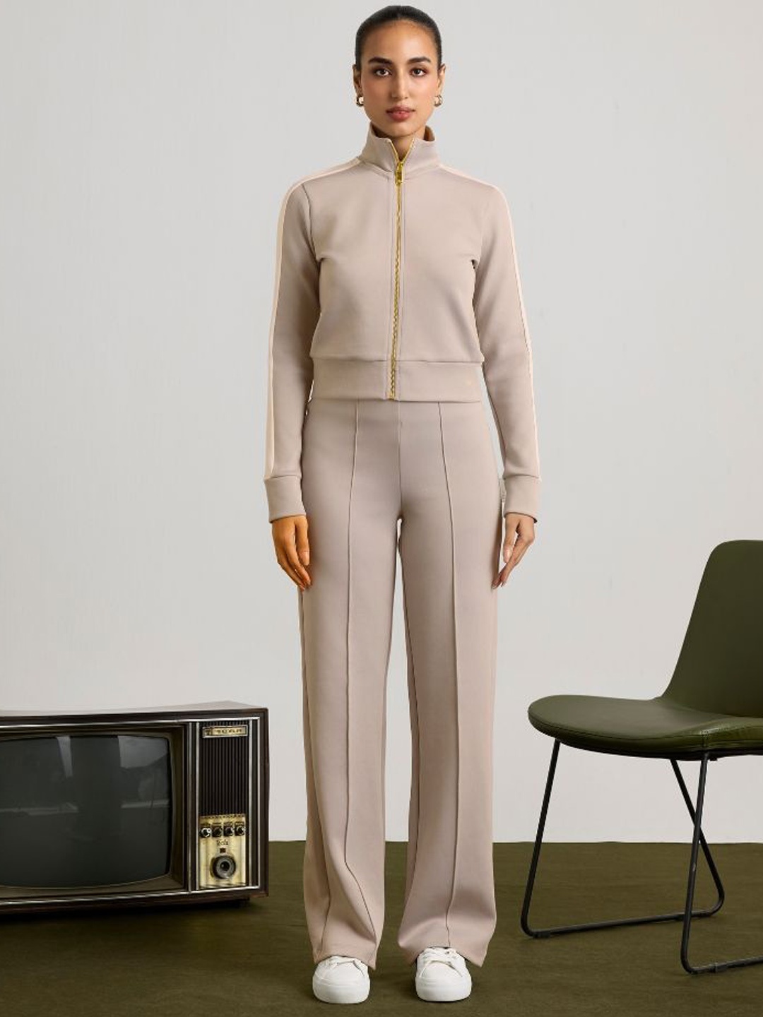 

Muvazo High Neck Long Sleeves Sweatshirt & Trouser, Beige