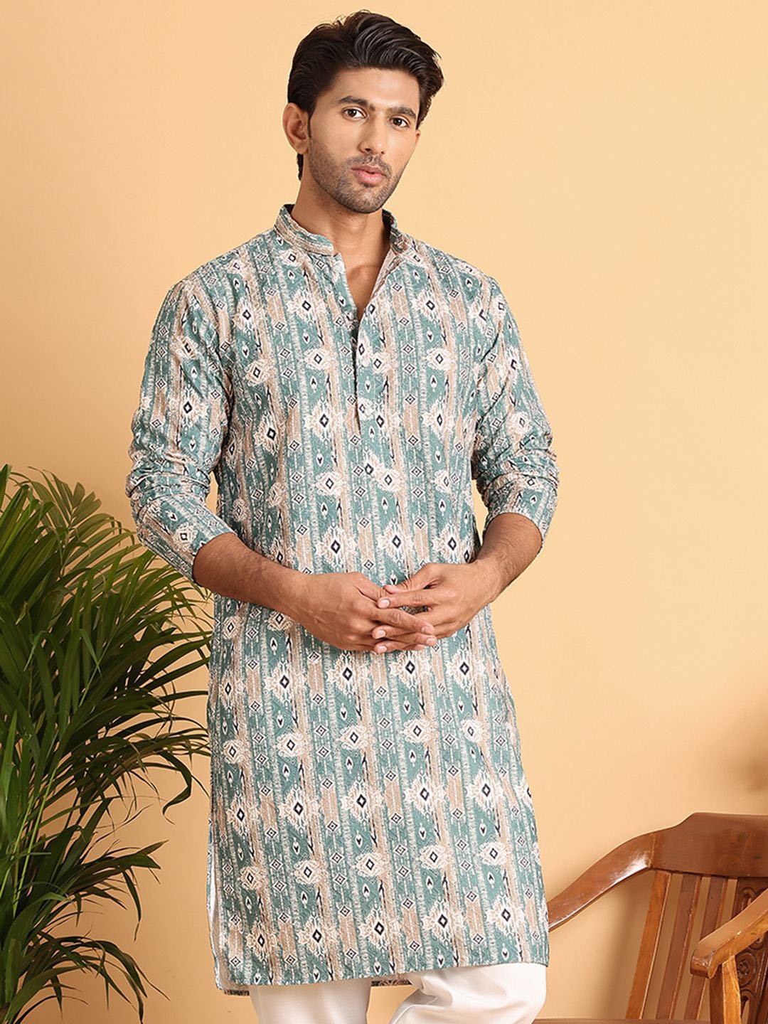 

Anouk Men Geometric Embroidered Chikankari Kurta, Green