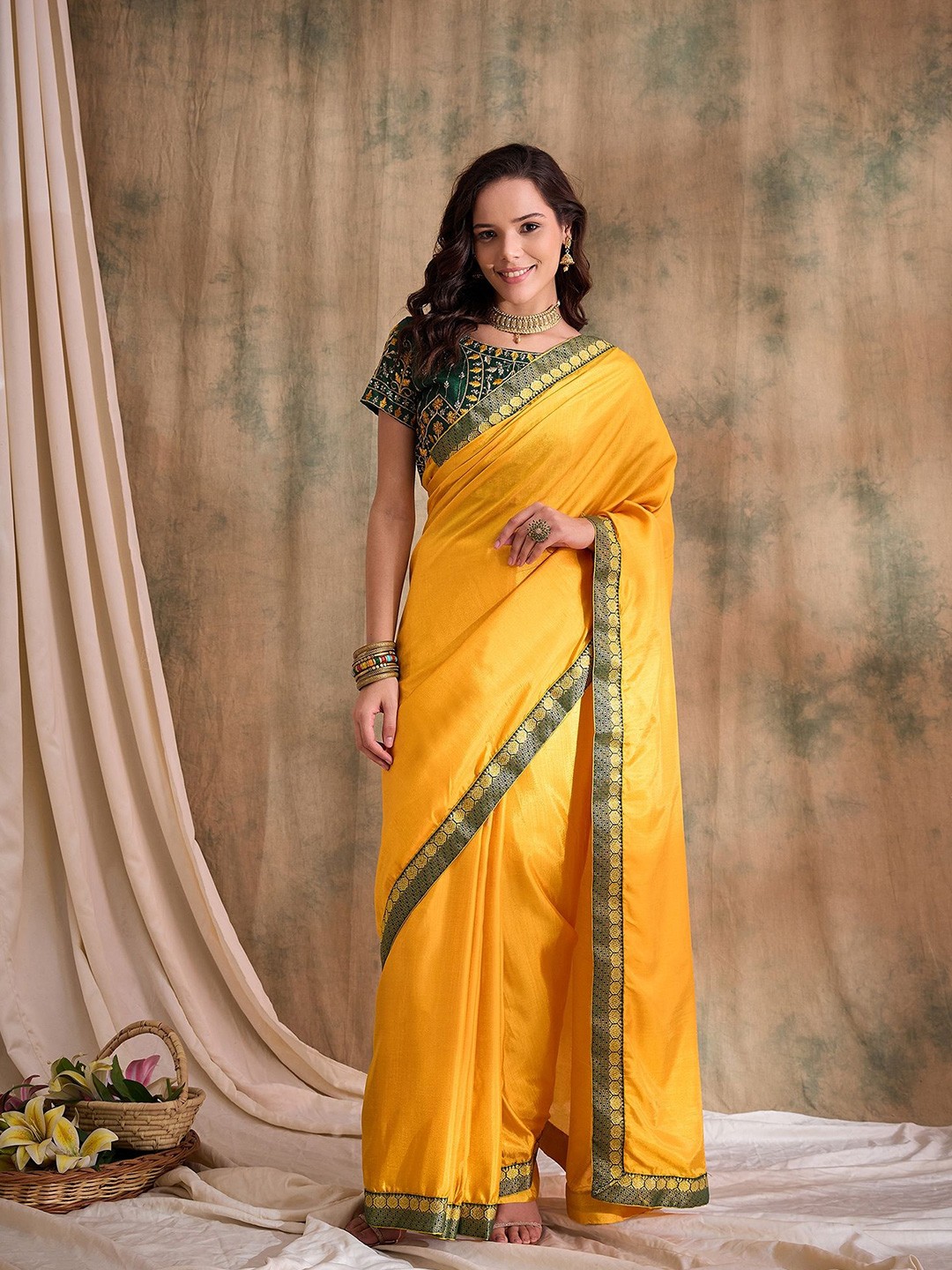 

Suha Embellished Art Silk Saree, Yellow