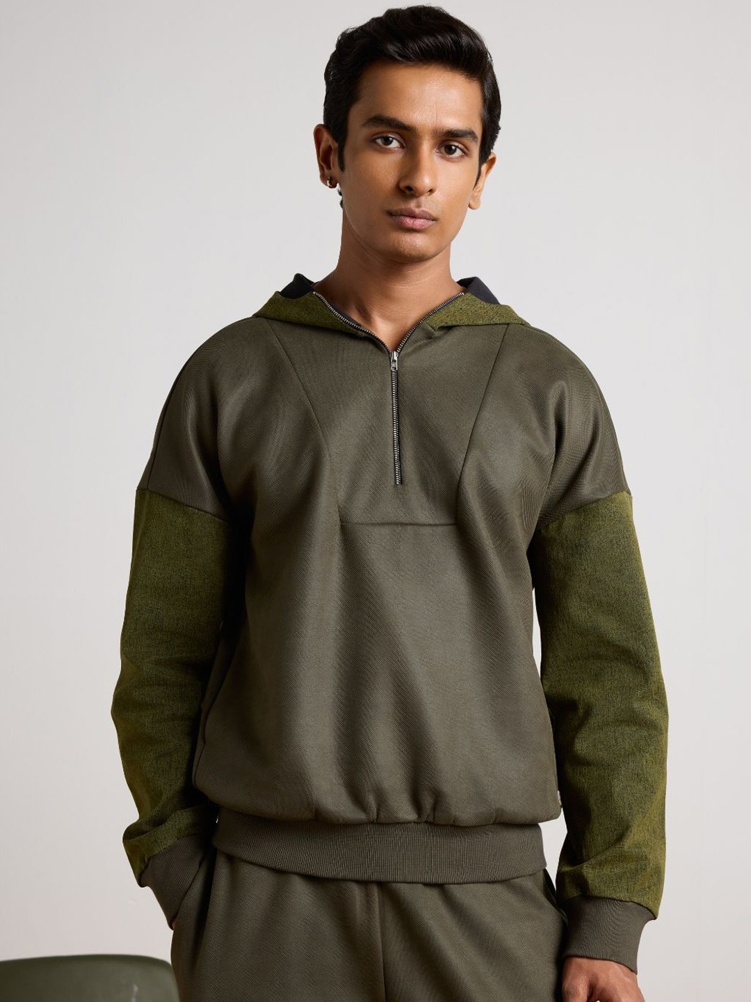 

Muvazo Hooded Long Sleeves Sweatshirt With Jogger, Olive