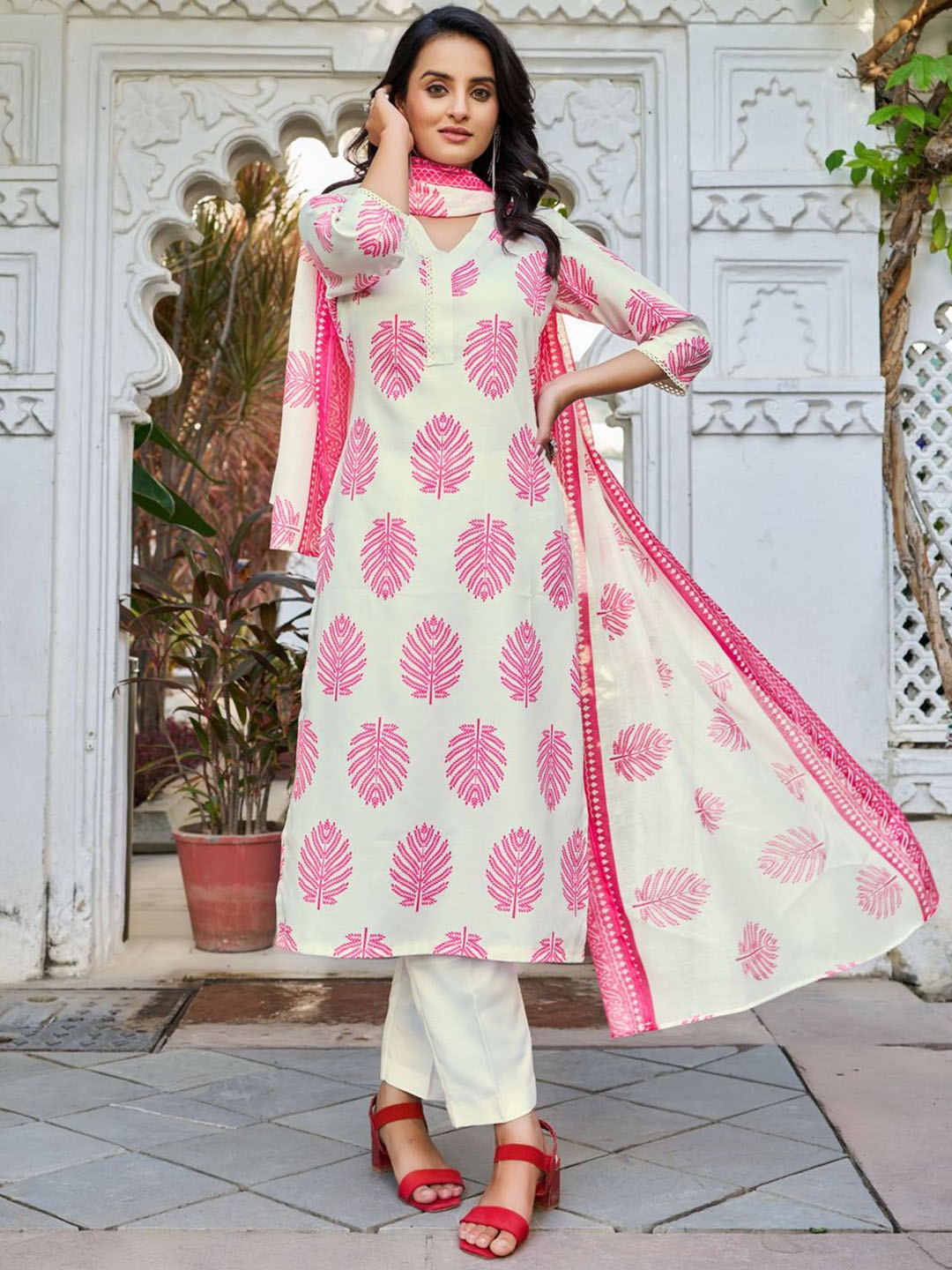 

Krimmple Women Floral Printed Regular Kurta with Trousers & With Dupatta, White