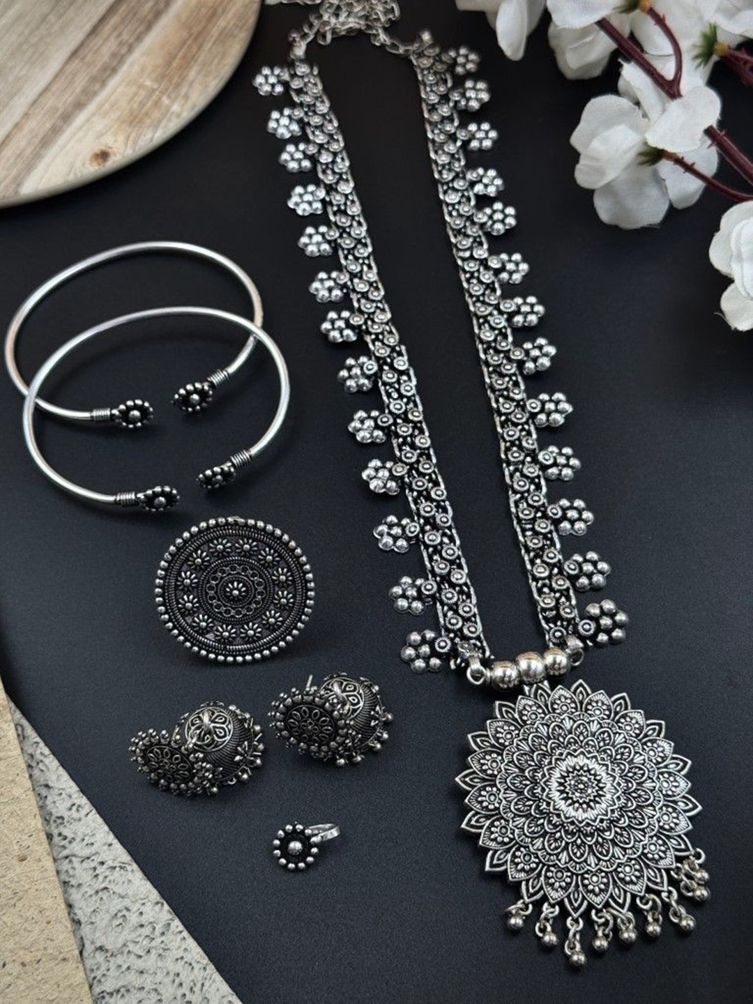

NAMAN ARTS Silver-Plated Oxidised Necklace Jewellery Set