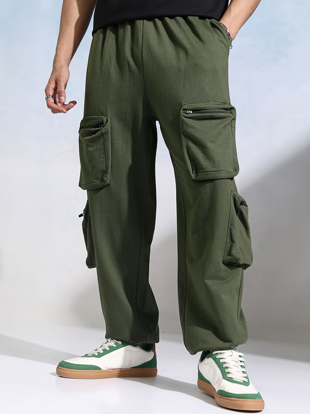 

HIGHLANDER Men Straight Fit Cargos Parachute Trousers, Olive