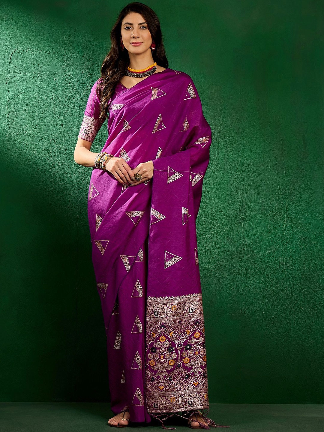 

Suha Woven Design Zari Silk Blend Saree, Purple