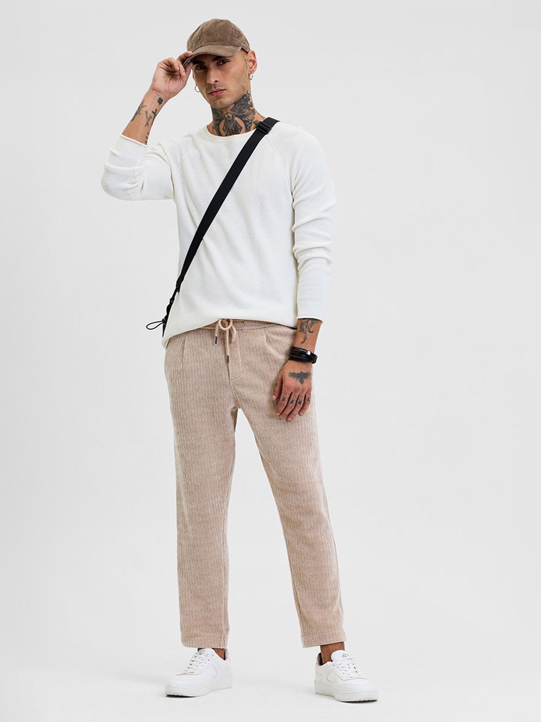 

Snitch Men Relaxed Loose Fit Pleated Trousers, Beige