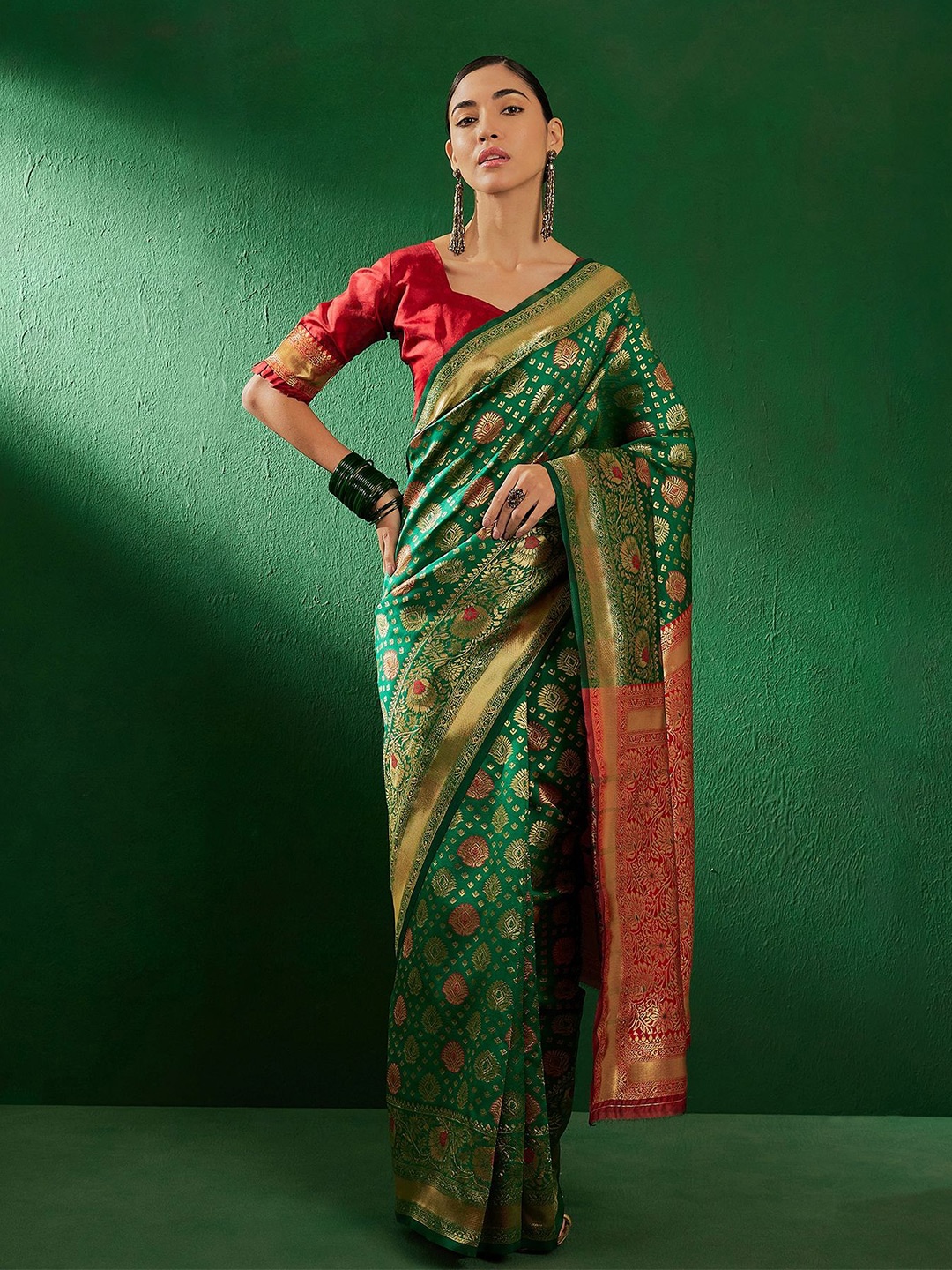 

Suha Woven Design Zari Art Silk Banarasi Saree, Green