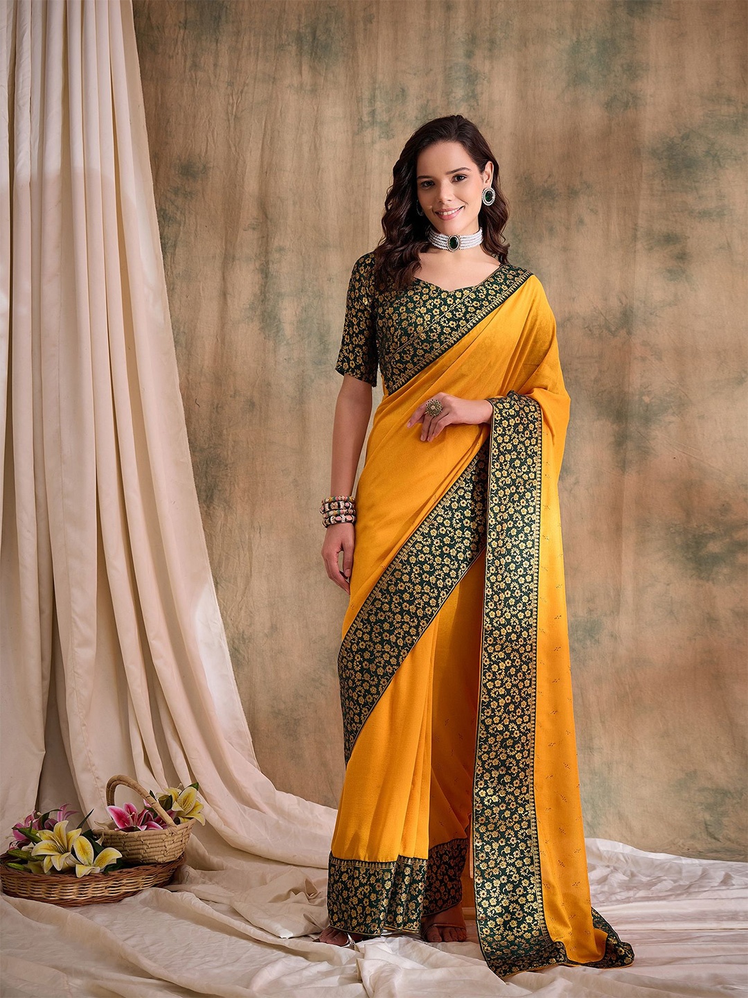 

Suha Floral Beads and Stones Art Silk Saree, Gold