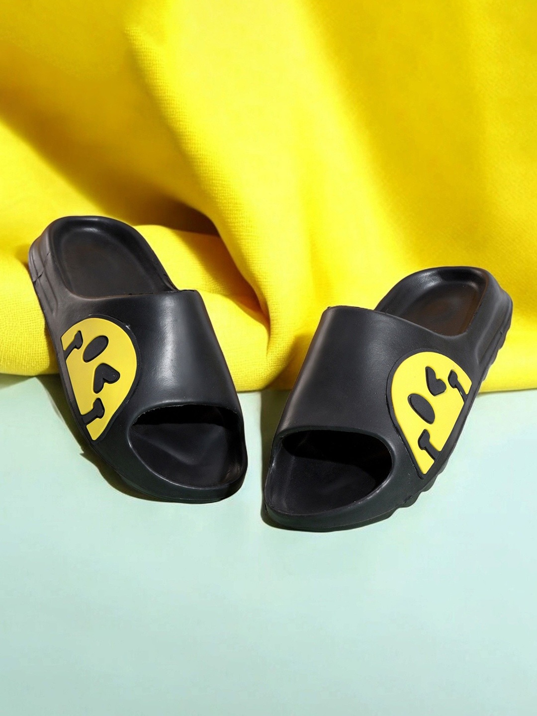 

KAPYANSH Men Printed Rubber Sliders, Black