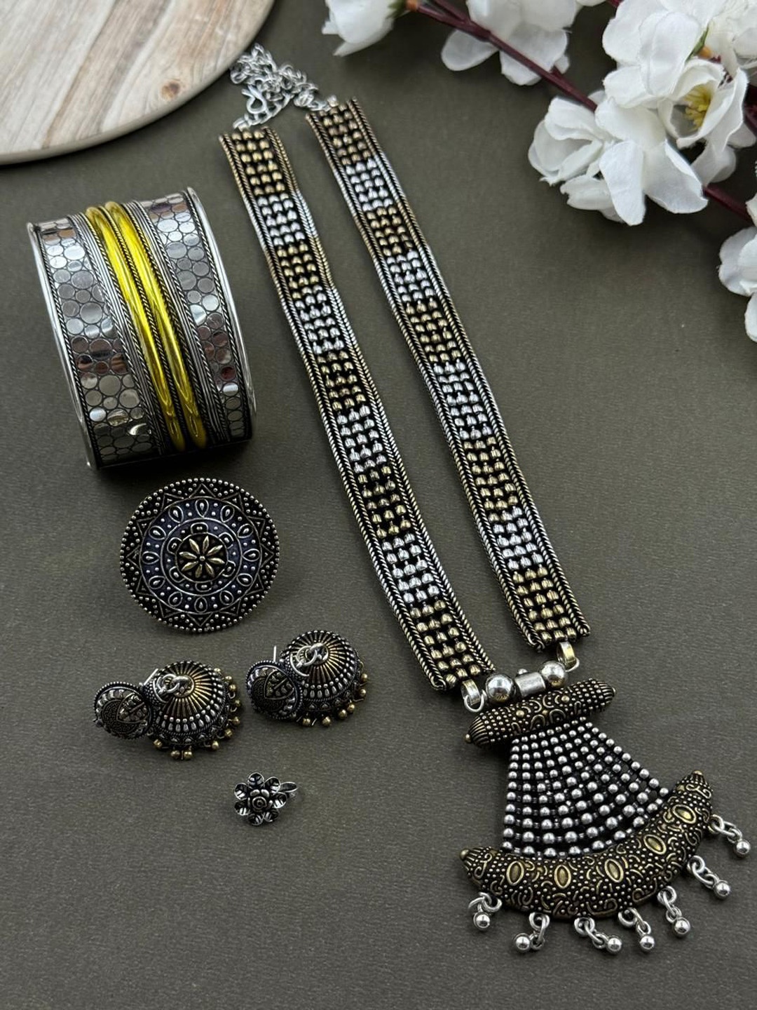

NAMAN ARTS Kia Dualtone Gold Plated Oxidised Jewellery Set