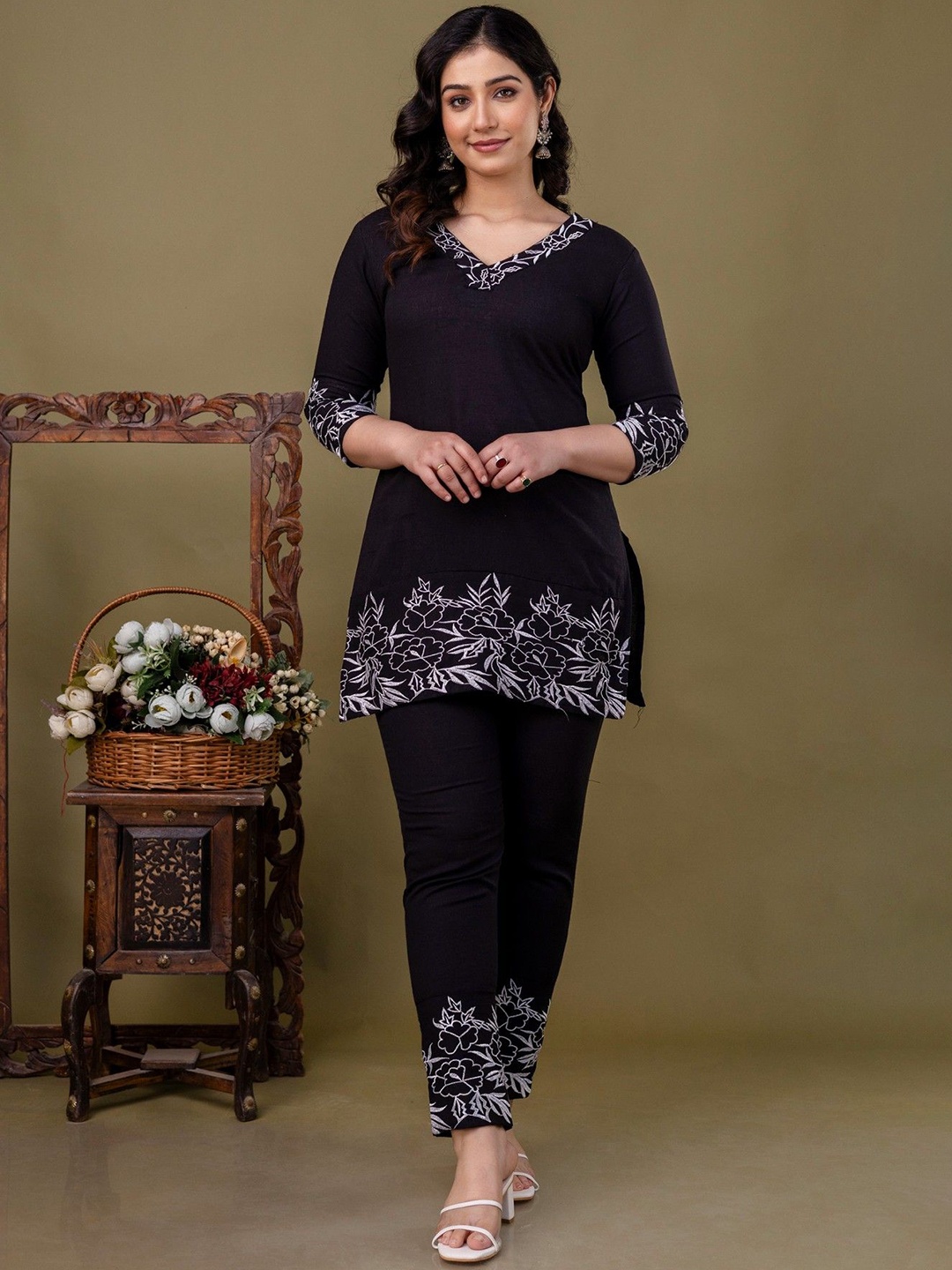 

KALINI Women Floral Embroidered Regular Kurta with Harem Pants, Black