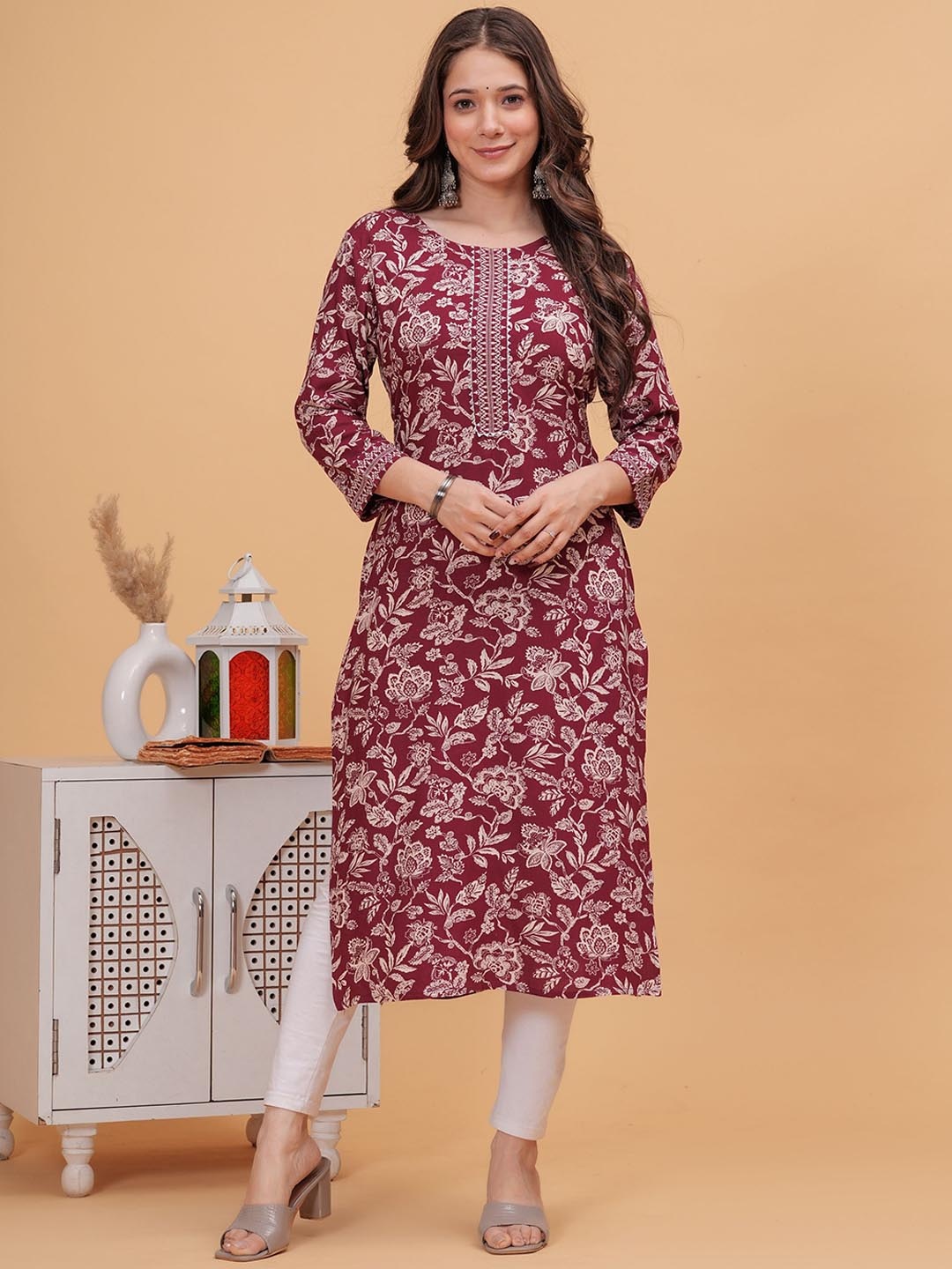 

DK FAB Women Printed Gotta Patti Floral Kurta, Maroon