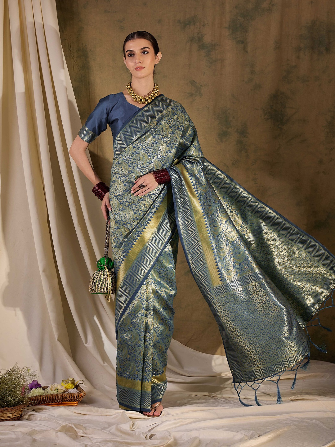 

Suha Woven Design Zari Art Silk Banarasi Saree, Grey