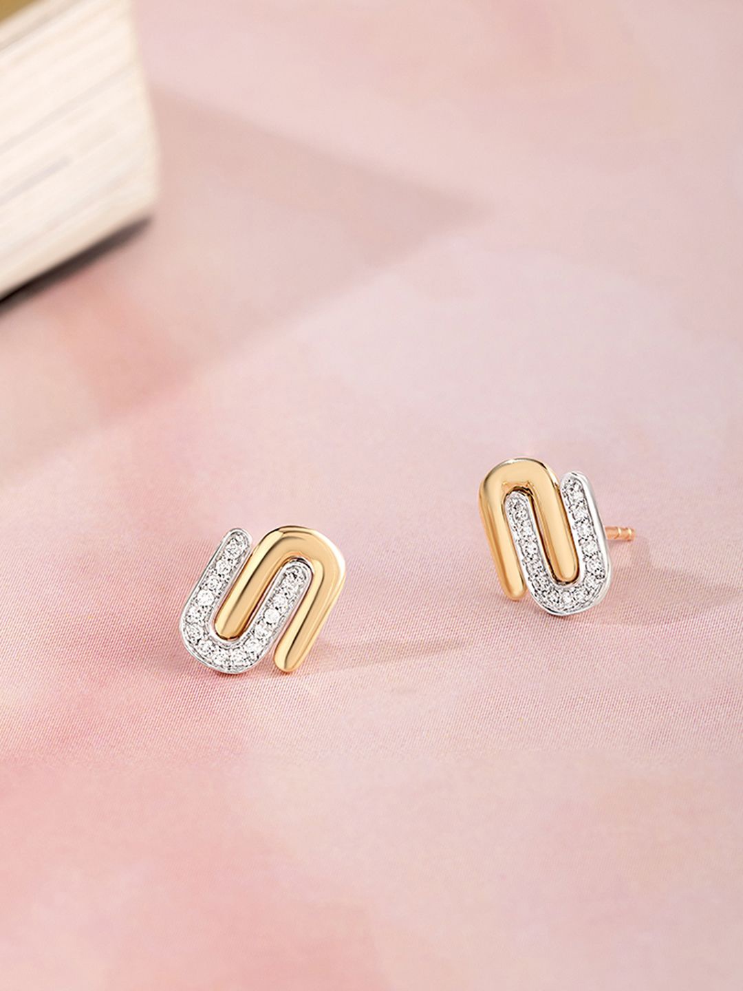 

Mia by Tanishq Women Intertwined Bonds Gold & Diamond Stud Earrings-1.727 gm